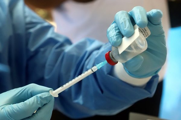 A World Health Organization (WHO) worker prepares to administer a vaccination during the launch of a campaign aimed at beating an outbreak of Ebola in the port city of Mbandaka, Democratic Republic of Congo May 21, 2018. REUTERS/Kenny Katombe